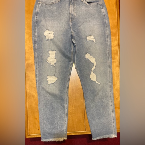 Women’s Size 15L Hollister Curvy Ultra High Rise Mom Distressed Jeans - Picture 10 of 16